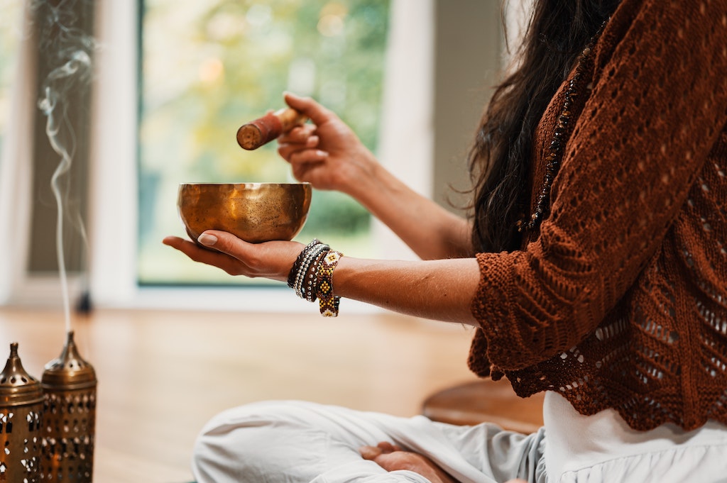 Discovering Serenity: Crystal Bowl Sound Healing and Aromatherapy Benefits